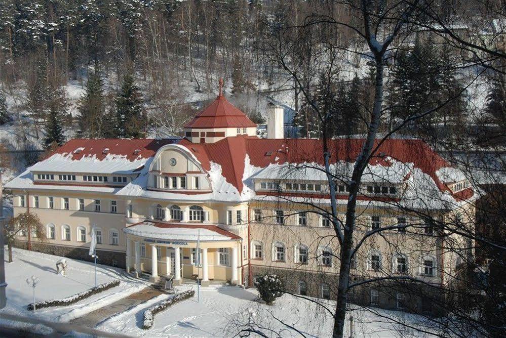 Отель Complex Curie Яхимов Экстерьер фото